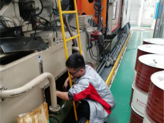 我司工程師在800T注塑機(jī)清理油柜