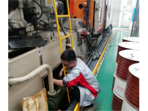 我司工程師在800T注塑機(jī)清理油柜